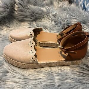 Lauren Conrad memory foam tan / brown closed toe sandals sz 9.5